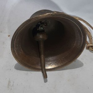 Campana Antigua de Bronce con Soporte de Cuero - imagen 2