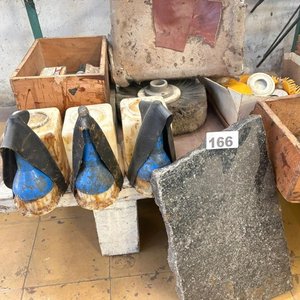 Lote de Cajones de Madera con Accesorios de Zapatería y Herramientas - imagen 2