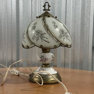 Lámpara de Mesa Clásica Vintage con Vidrio Esmerilado y Diseño de Rosas - imagen 2