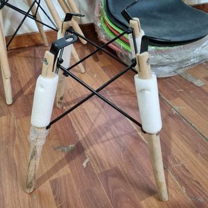 Lote de Sillas Plásticas con Patas de Madera y Asientos de Colores - imagen 3