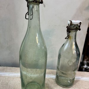 Lote siguiente: Par de Botellas Antiguas de Vidrio Verdoso con Cierre Cerámico