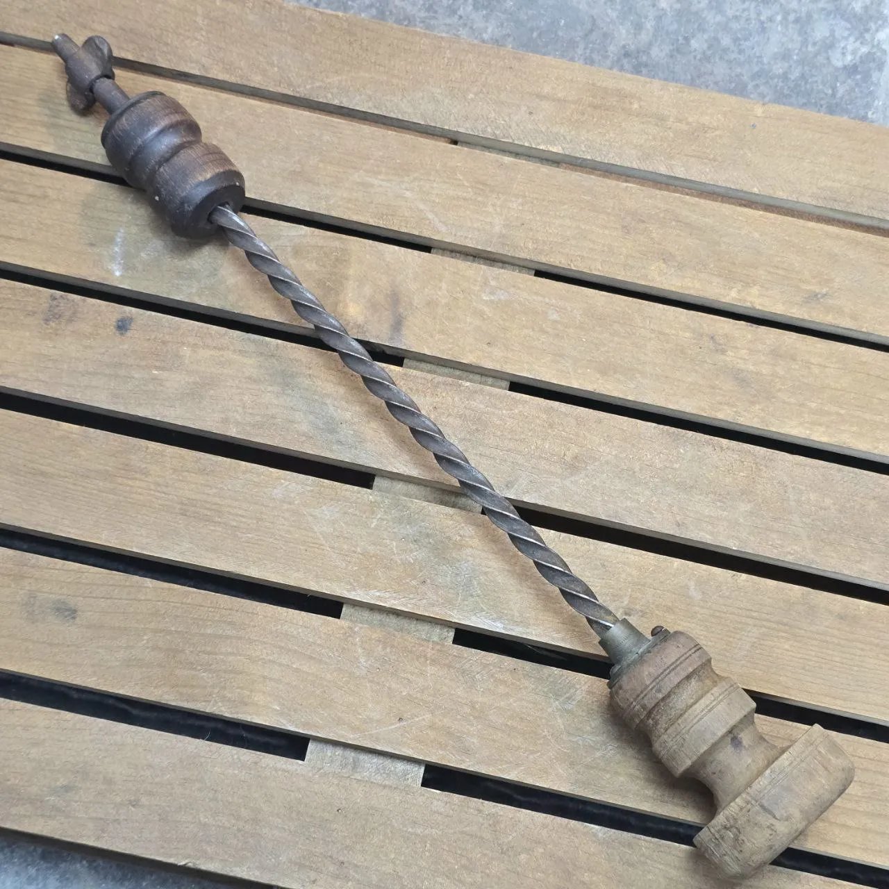 Lote anterior: Atornillador de mano con mango de madera