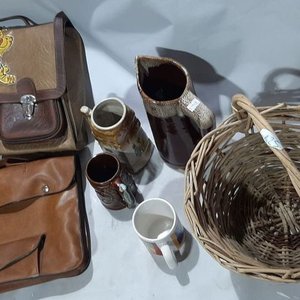 Lote: Canasto de mimbre, jarras de cerámica y portafolios de cuero - imagen 2