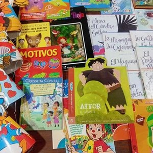Lote de Libros Infantiles y Sombreros de Cumpleaños Temáticos Disney - imagen 3