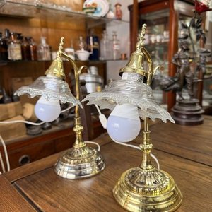 Par de Lámparas de Mesa Antiguas de Bronce con Tulipanes de Vidrio - imagen 2