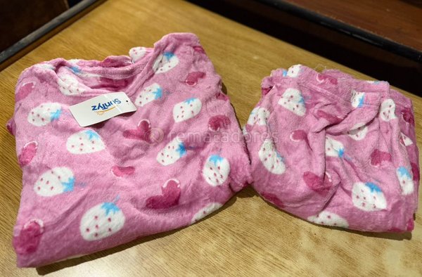 Pijama Infantil Rosa Estampado de Frutillas y Corazones