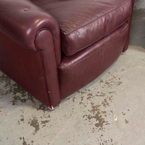 Par de Sillones Tapizados en Cuerina Bordó Estilo Capitoneado - imagen 2