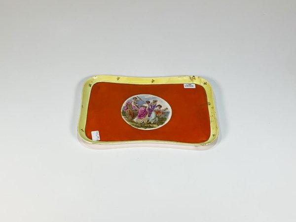 Bandeja de Porcelana Rectangular Roja y Beige con Dama y Querubín