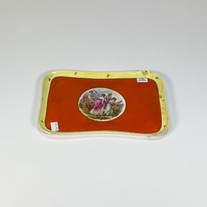 Bandeja de Porcelana Rectangular Roja y Beige con Dama y Querubín - imagen 1