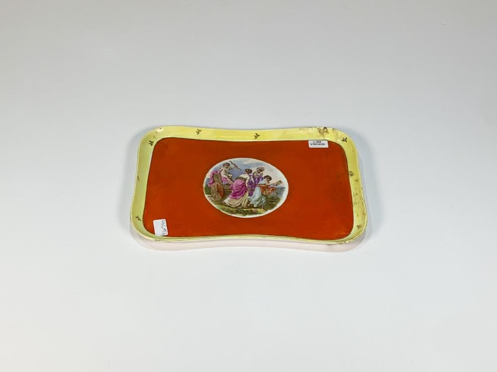 Bandeja de Porcelana Rectangular Roja y Beige con Dama y Querubín