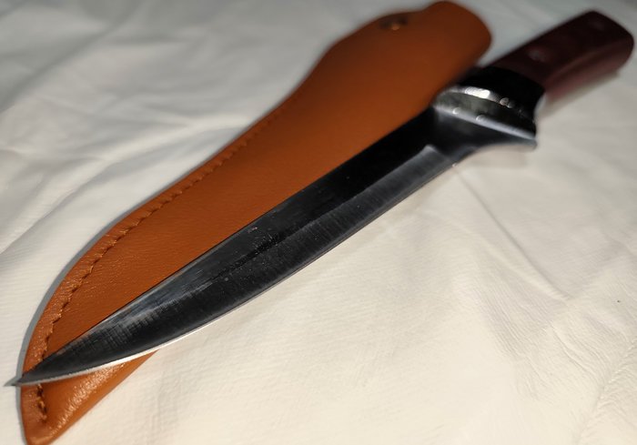 Cuchillo de Deshuese con Funda de Cuero y Mango Remachado
