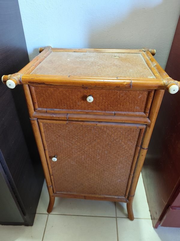 Mesa de Luz de Bambú con Cajón y Puerta