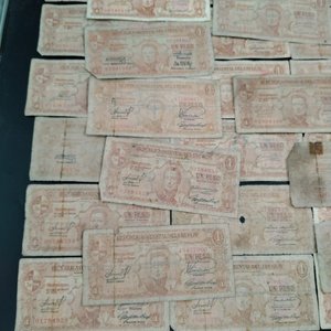 Moneda Antigua de Cobre con Imagen Religiosa y Billetes Uruguayos - imagen 9