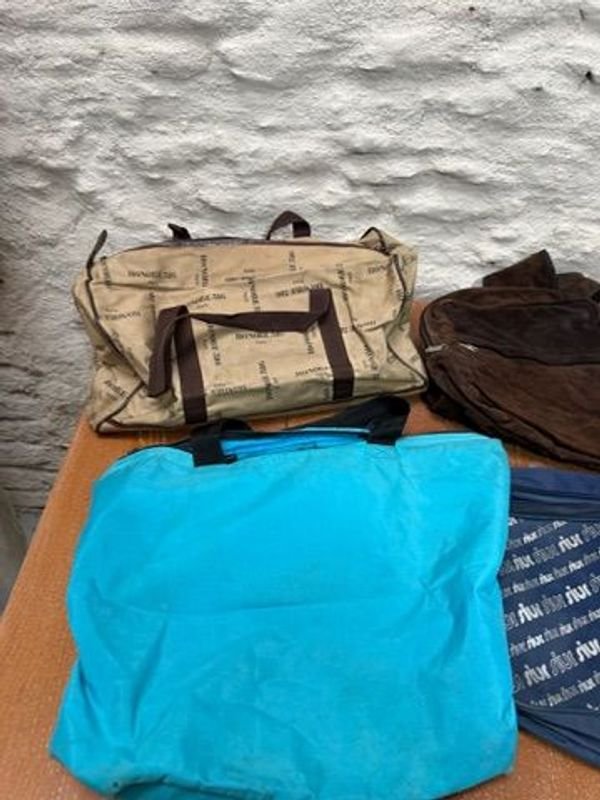 Gran lote de bolsos Benetton en diferentes tamaños y colores - imagen 2
