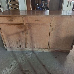 Lote siguiente: 10306 comoda o bargueño con detalle en el enchapado 100x50x91