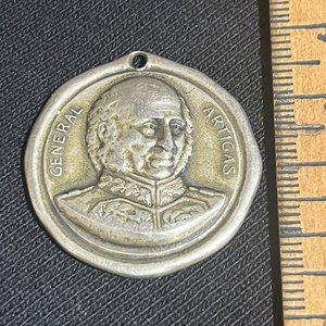 Medalla Antigua General Artigas y Escudo Nacional - imagen 2