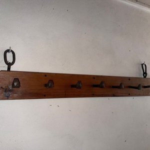 Lote siguiente: Colgador de Pared Rústico en Madera de Pinotéa y Ganchos de Hierro