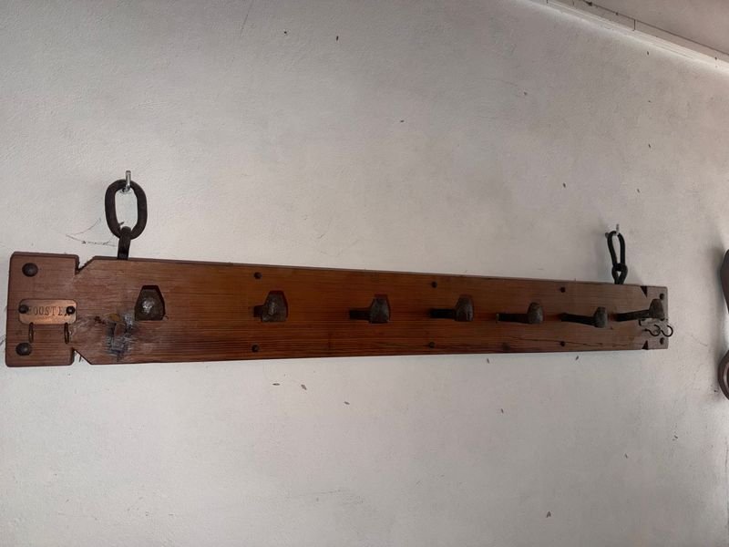Colgador de Pared Rústico en Madera de Pinotéa y Ganchos de Hierro