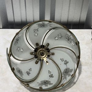 Par de Lámparas Antiguas de Vidrio y Metal Dorado con Diseño Floral - imagen 5