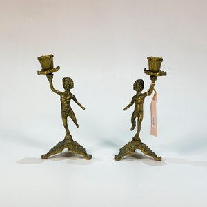 Lote anterior: Par de Candeleros de Bronce con Querubines, 20 cm de Alto