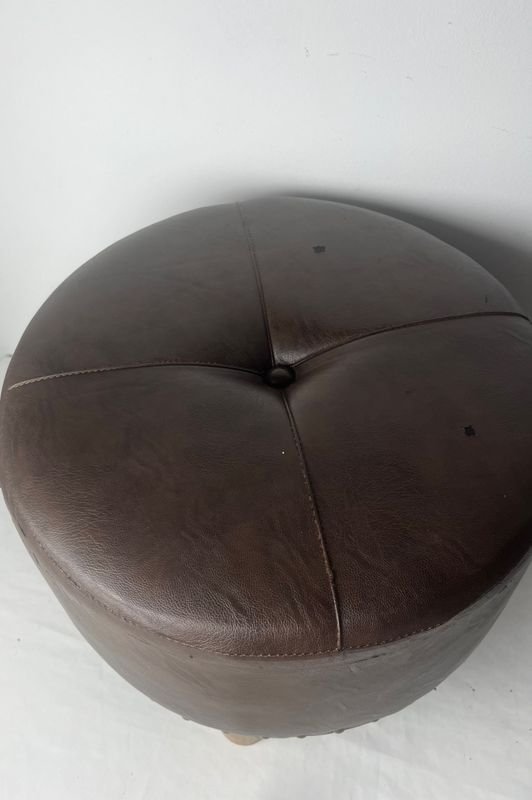 Silla de cuero con patas de madera - imagen 3