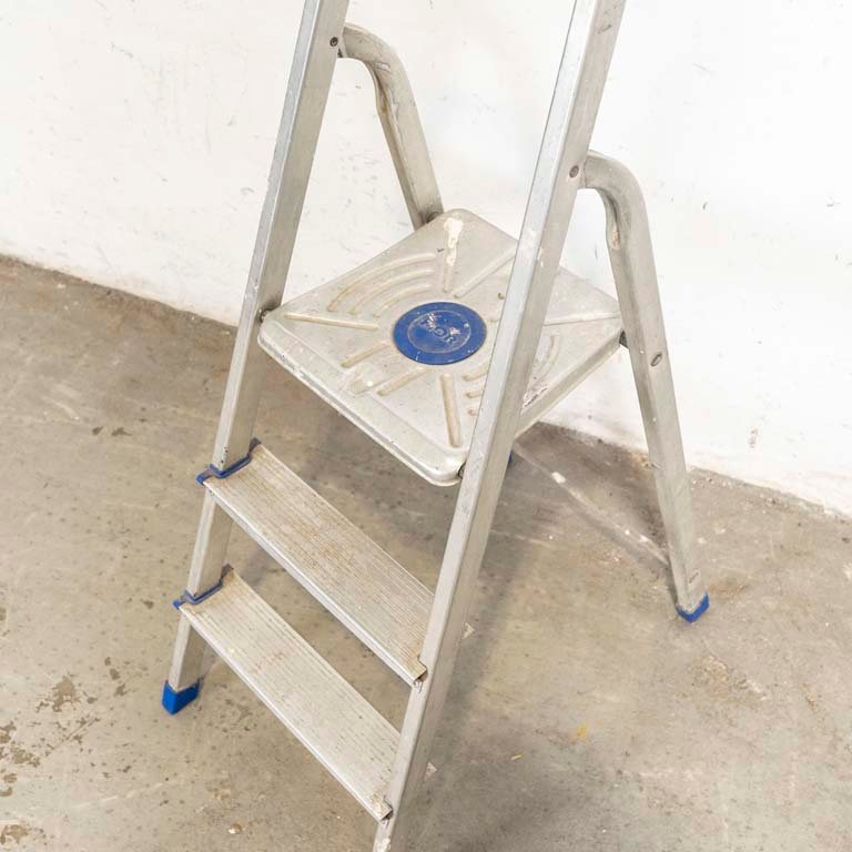 Escalera plegable de aluminio con tres escalones - imagen 2