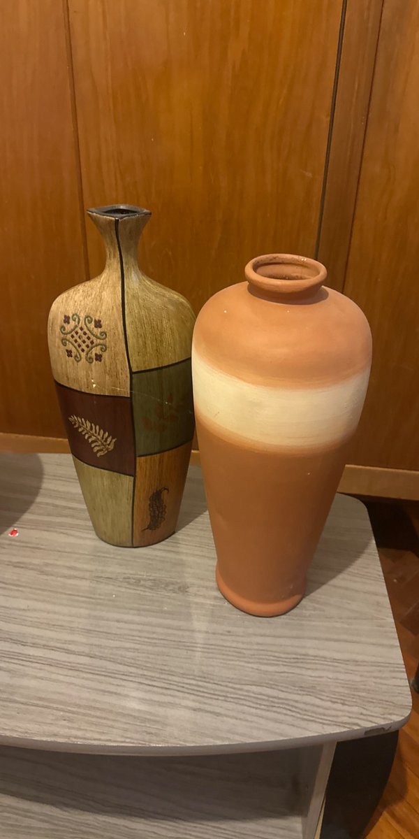Dos Floreros Decorativos de Cerámica
