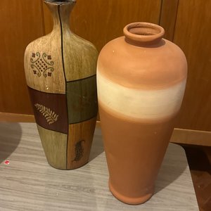 Lote anterior: Dos Floreros Decorativos de Cerámica