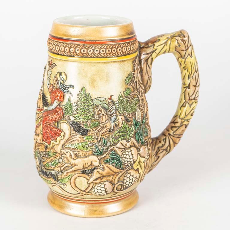 Jarra de cerveza policromada con escenas en relieve - imagen 2