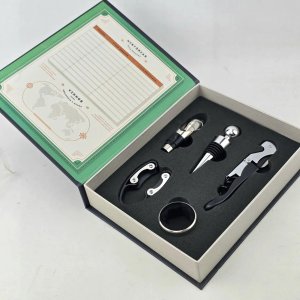 Lote siguiente: Set de Accesorios para Vino Estilo Libro "Pai Histórias Para Brindar Vinhos"