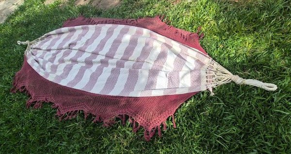 Hamaca Paraguaya De Tela Reforzada a Rayas Blancas y Bordó con Extremos De Tejido Decorativo a Crochet y Sogas Blancas - imagen 1