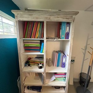 Lote siguiente: Biblioteca Blanca de Pino