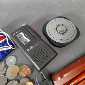 Lote de Colección: Bolígrafo, Grabadora Sony, Pin Clinton, Monedas y Más - imagen 5