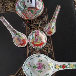 Lote siguiente: Conjunto de Cucharas y Cuencos de Porcelana Japonesa con Decoración Floral