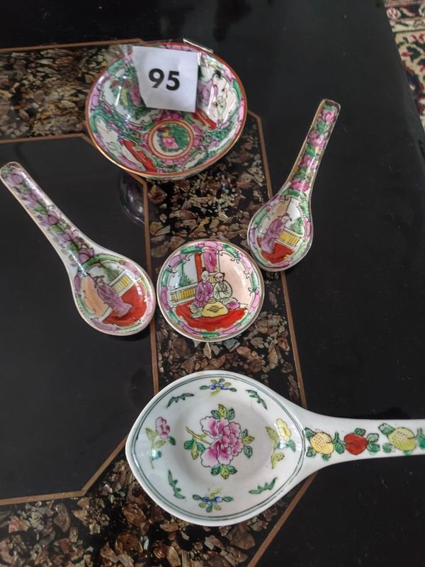 Conjunto de Cucharas y Cuencos de Porcelana Japonesa con Decoración Floral