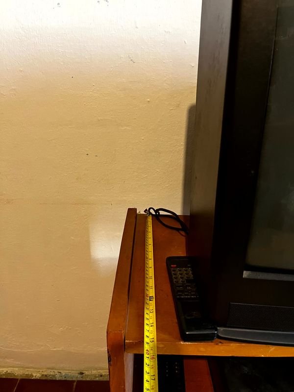 Televisor y Mueble de Madera para Televisión con Accesorios - imagen 6