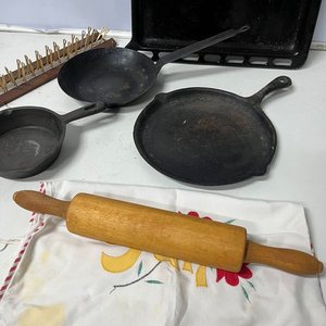 Asadera Negra, 3 Sartenes de Hierro Fundido, Palote de Amasar y Repasador Bordado - imagen 7