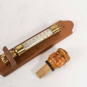 Termómetro de Bronce con Tapa de Madera Tallada Estilo Antiguo - imagen 2