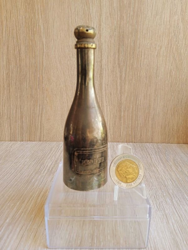 Lote siguiente: Pimentero en Metal con Fisionomía de Botellas de Champagne