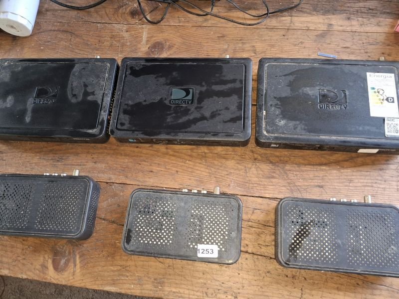 Lote siguiente: Decodificadores Directv y accesorios para cable