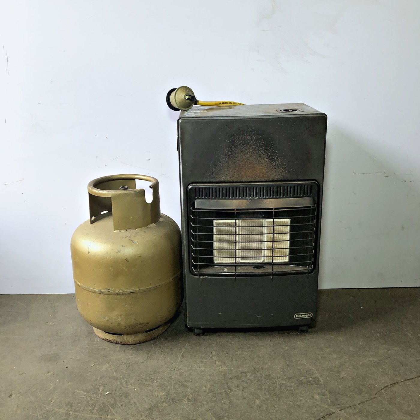 Estufa a Gas DeLonghi Gris Oscura con Garrafa y Válvula