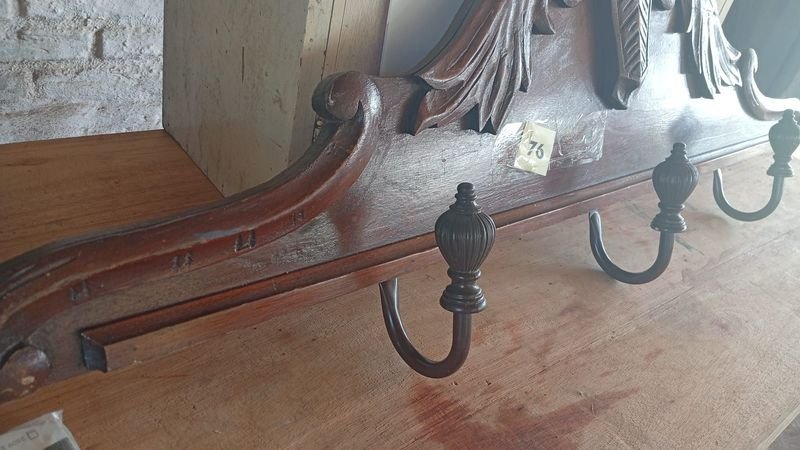 Perchero antiguo de madera con diseño clásico - imagen 2