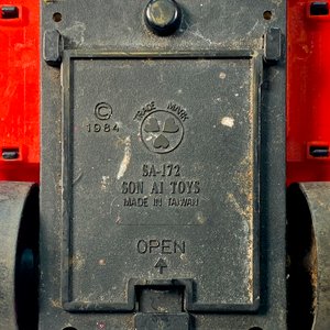 Auto de Juguete Rojo a Pila con Figura de Anciano - Son Ai Toys (1984) - imagen 4