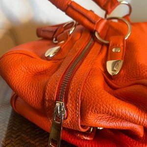 Cartera Datelli Naranja Cuero Metales Dorados - imagen 2