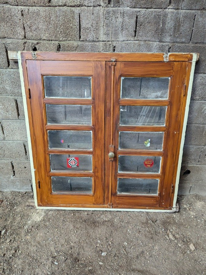 Ventana antigua con dos hojas batientes en cedro - imagen 2