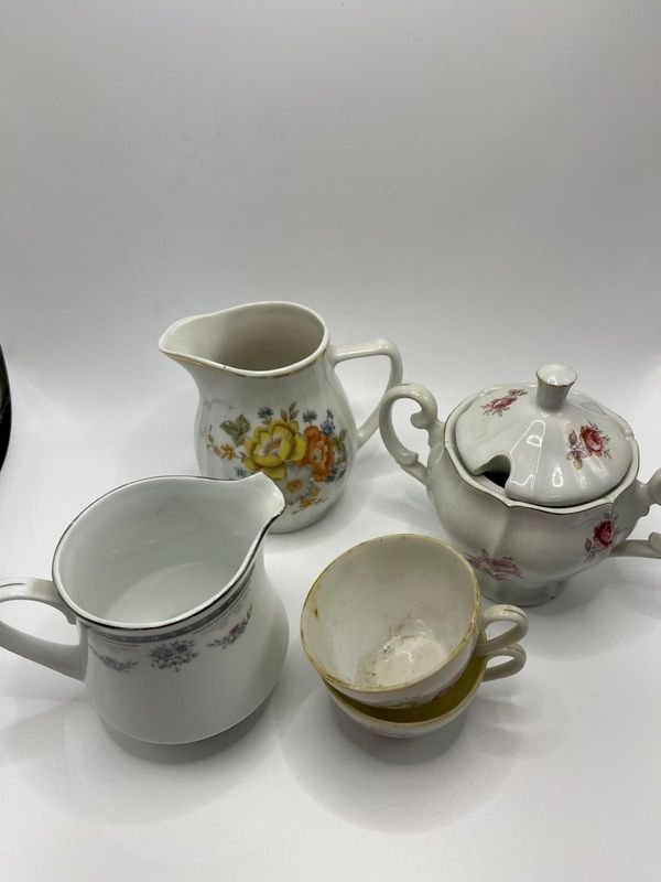 Lote de porcelana con patrones florales - imagen 3