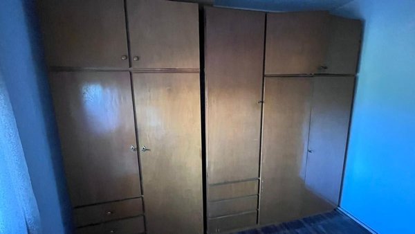 Ropero de madera con dos puertas y un cajón - imagen 2