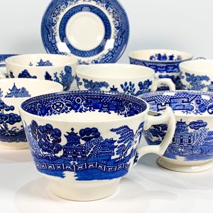 Juego de Loza Blanca y Azul con Decoración China: 11 Tazas y 4 Platillos - imagen 2