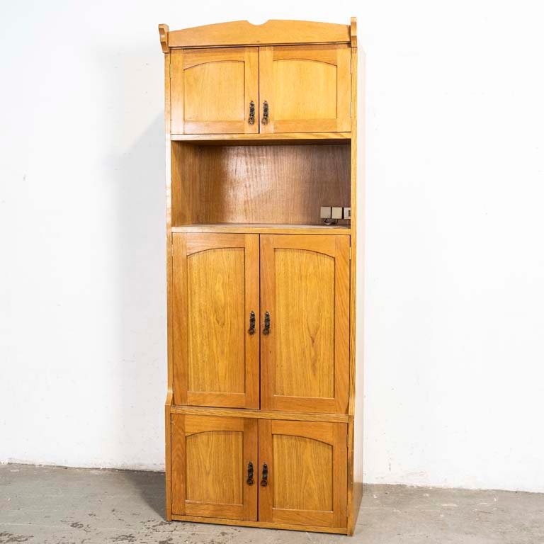 Lote siguiente: Mueble alto con seis puertas y estantes interiores