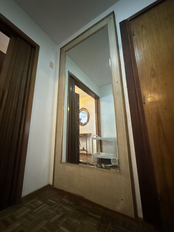 Lote siguiente: Espejo Biselado en Marco de Madera
